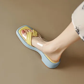 Женские тапочки для летней носки 2023 года, новые модные пляжные сандалии на толстой подошве и наклонном каблуке, летние женские сандалии