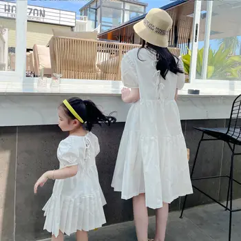 Платья для мамы и дочки, летние новые одинаковые комплекты для семьи, белая хлопчатобумажная одежда для женщин и девочек, платье для мамы и меня